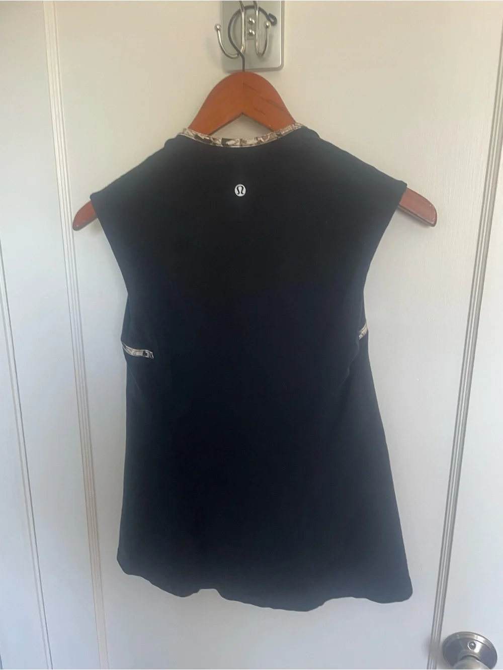Lululemon Power Y Tank Black Camo Trim Built-In Bra Size 8 Yoga Workout
